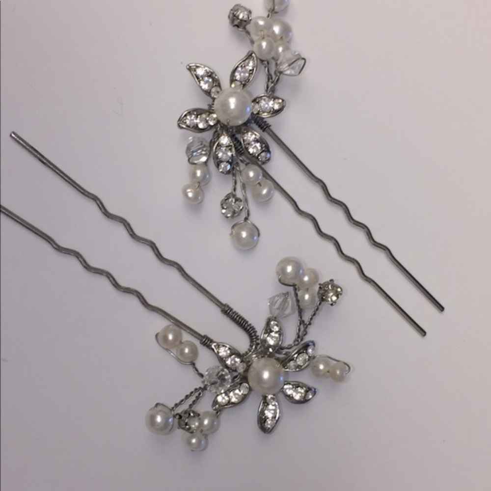 WEDDING BELLES PAIR OF 2 CRYSTAL AND PEARL SILVER HAIR PINS NWOT